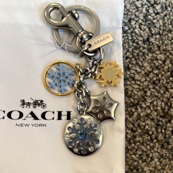Coach snowflake bag charm never used, dust bag included - Picture 3 of 3